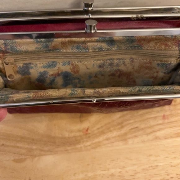 HOBO Lauren Tooled Leather KISS Lock Clasp Floral Embossed Clutch - Picture 9 of 10